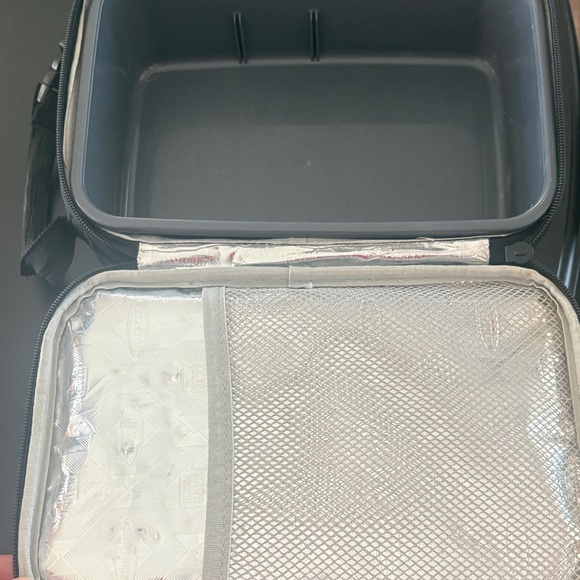 Igloo and Columbia lunchpails - Picture 7 of 8